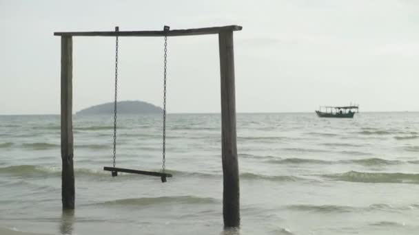 Balançoire vide dans la mer. Sihanoukville. Cambodge. Asie — Video