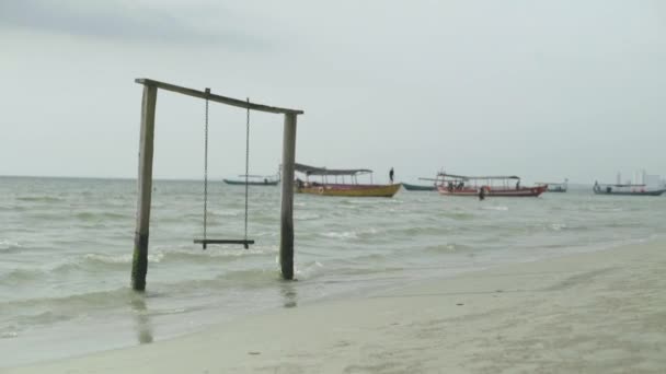 Leere Schaukel im Meer. Sihanoukville. Kambodscha. Asien — Stockvideo