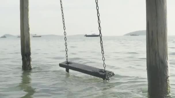 Balançoire vide dans la mer. Sihanoukville. Cambodge. Asie — Video