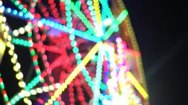 Dönme dolap. Gece eğlenceleriyle dolu bir lunapark. Siluet.