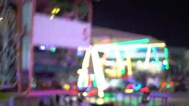 Gece eğlenceleriyle dolu bir lunapark. Siluet.