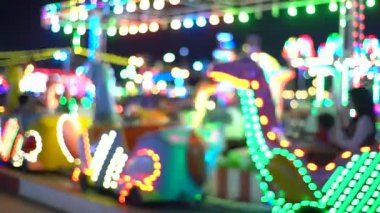 Gece eğlenceleriyle dolu bir lunapark. Siluet.