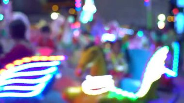Gece eğlenceleriyle dolu bir lunapark. Siluet.