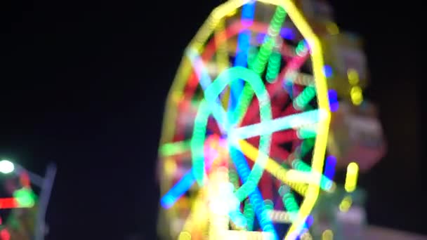 Riesenrad. Vergnügungspark mit Nachtattraktionen. Silhouette. — Stockvideo