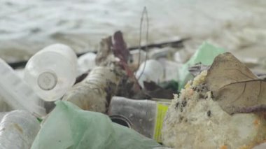 Deniz kıyısındaki plastik çöpler. Sihanoukville 'de. Kamboçya. Asya