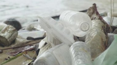 Deniz kıyısındaki plastik çöpler. Sihanoukville 'de. Kamboçya. Asya