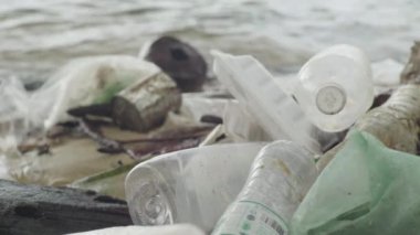 Deniz kıyısındaki plastik çöpler. Sihanoukville 'de. Kamboçya. Asya