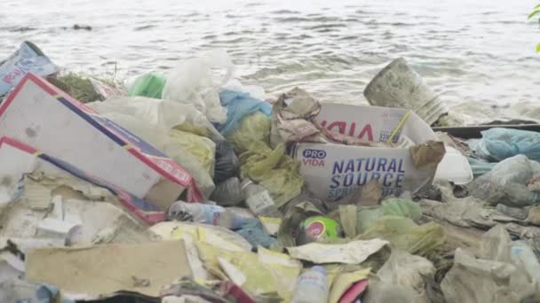 Des déchets en plastique sur le bord de la mer. Sihanoukville. Cambodge. Asie — Video