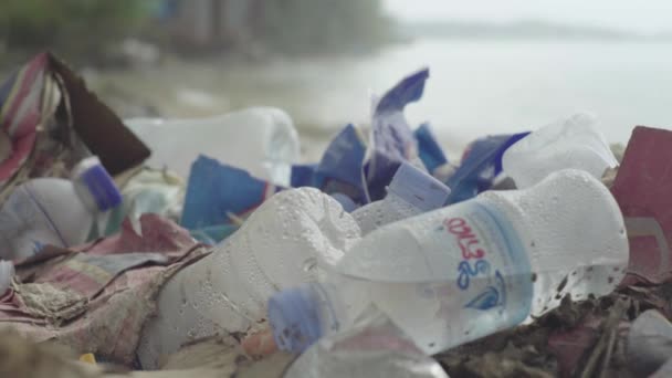 Basura plástica en la orilla del mar. Sihanoukville. Camboya. Países Bajos — Vídeo de stock