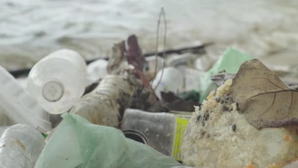 Deniz kıyısındaki plastik çöpler. Sihanoukville 'de. Kamboçya. Asya — Stok video