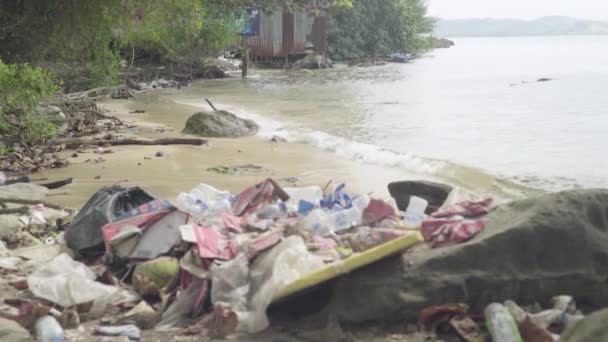 Sampah plastik di pantai. Yugoukville. Kamboja. Asia — Stok Video