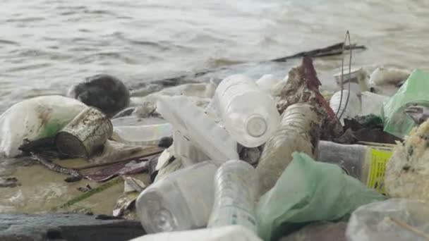 Basura plástica en la orilla del mar. Sihanoukville. Camboya. Países Bajos — Vídeo de stock