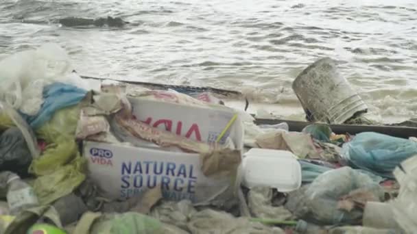 Basura plástica en la orilla del mar. Sihanoukville. Camboya. Países Bajos — Vídeo de stock