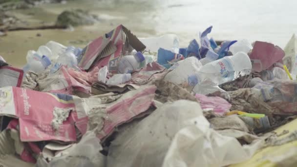 Lixo de plástico no litoral. Sihanoukville. Camboja. Ásia — Vídeo de Stock