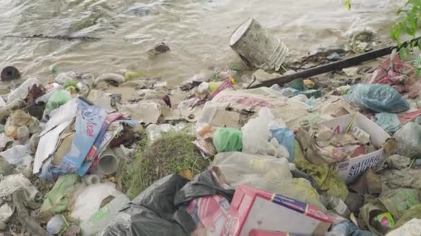 Plastový odpad na pobřeží. Sihanoukville. Kambodža. Asie — Stock video