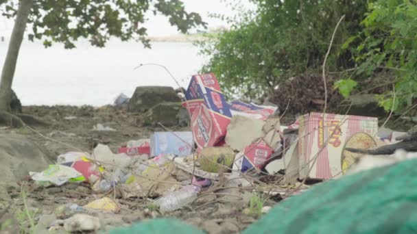 Basura plástica en la orilla del mar. Sihanoukville. Camboya. Países Bajos — Vídeos de Stock