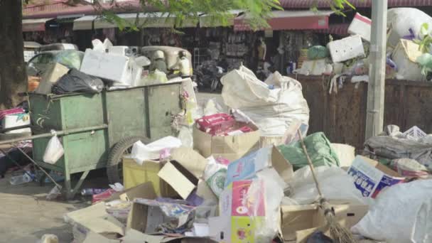 Basura en la calle de Sihanoukville. Camboya. Países Bajos — Vídeo de stock