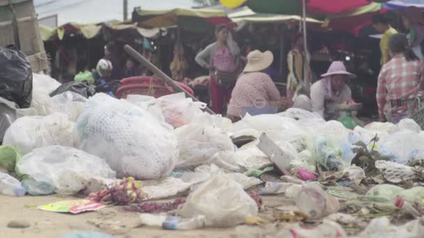 Odpadky na ulici Sihanoukville. Kambodža. Asie — Stock video