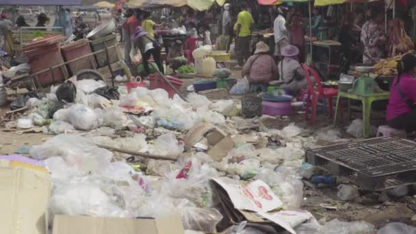 Odpadky na ulici Sihanoukville. Kambodža. Asie — Stock video