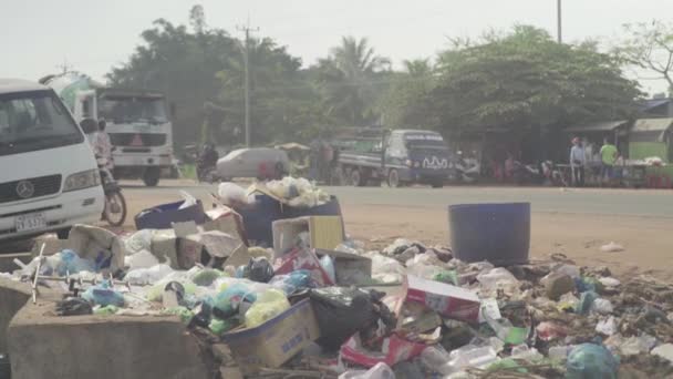 Sihanoukville sokaklarında çöp. Kamboçya. Asya — Stok video