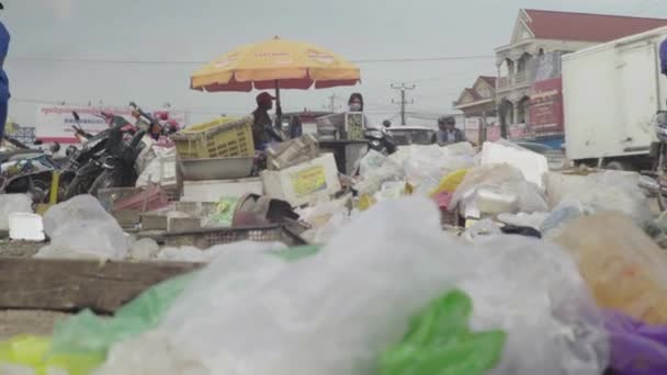 Garbage on the street of Sihanoukville. Cambodia. Asia — Stock Video