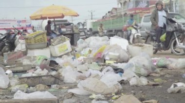 Sihanoukville sokaklarında çöp. Kamboçya. Asya