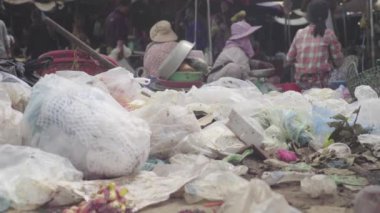 Sihanoukville sokaklarında çöp. Kamboçya. Asya