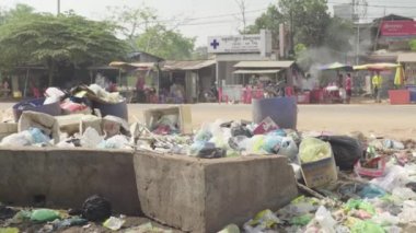 Sihanoukville sokaklarında çöp. Kamboçya. Asya