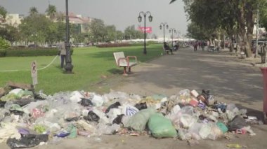 Sokaktaki çöpler. Phnom penh. Kamboçya. Asya