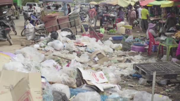 Lixo na rua de Sihanoukville. Camboja. Ásia — Vídeo de Stock