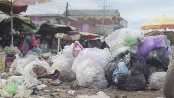 Śmieci na ulicy Sihanoukville. Kambodża. Azja — Wideo stockowe