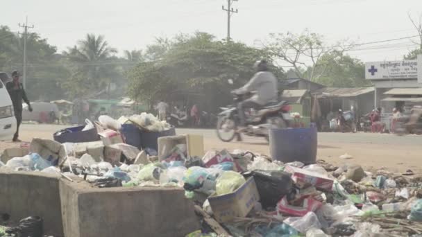 Odpadky na ulici Sihanoukville. Kambodža. Asie — Stock video
