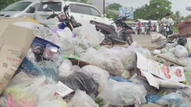 Vuilnis op de straat van Sihanoukville. Cambodja. Azië — Stockvideo