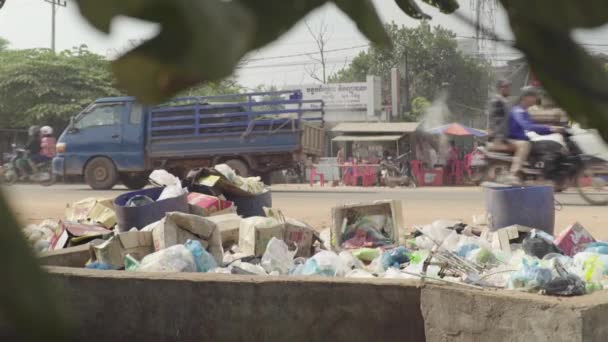 Lixo na rua de Sihanoukville. Camboja. Ásia — Vídeo de Stock