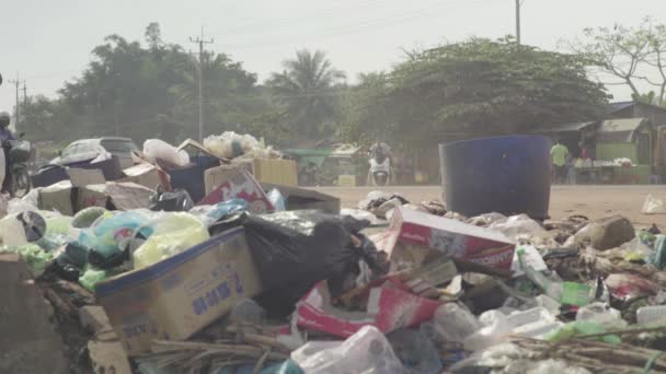 Vuilnis op de straat van Sihanoukville. Cambodja. Azië — Stockvideo