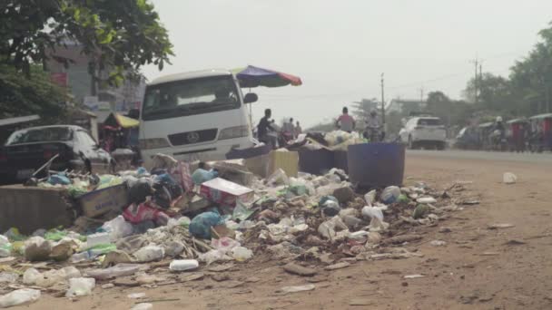 Sihanoukville sokaklarında çöp. Kamboçya. Asya — Stok video