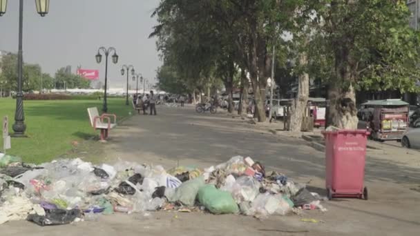 Odpadky na ulici. Phnom penh. Kambodža. Asie — Stock video