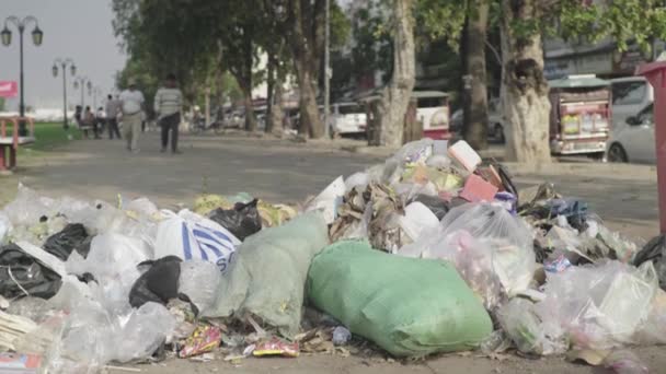 Śmieci na ulicy. Phnom Penh. Kambodża. Azja — Wideo stockowe