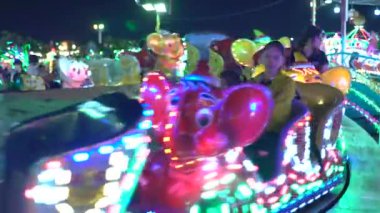 Gece eğlenceleriyle dolu bir lunapark. Phnom Penh, Kamboçya, Asya