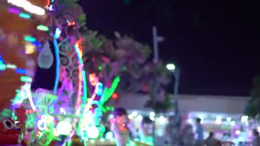 Gece eğlenceleriyle dolu bir lunapark. Phnom Penh, Kamboçya, Asya