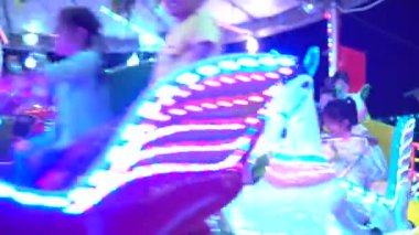 Gece eğlenceleriyle dolu bir lunapark. Phnom Penh, Kamboçya, Asya