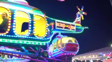 Gece eğlenceleriyle dolu bir lunapark. Phnom Penh, Kamboçya, Asya