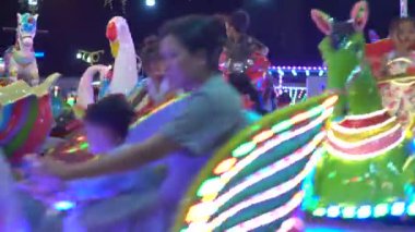 Gece eğlenceleriyle dolu bir lunapark. Phnom Penh, Kamboçya, Asya