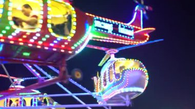 Gece eğlenceleriyle dolu bir lunapark. Phnom Penh, Kamboçya, Asya