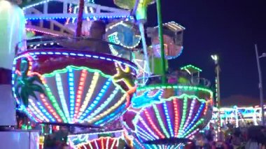 Gece eğlenceleriyle dolu bir lunapark. Phnom Penh, Kamboçya, Asya