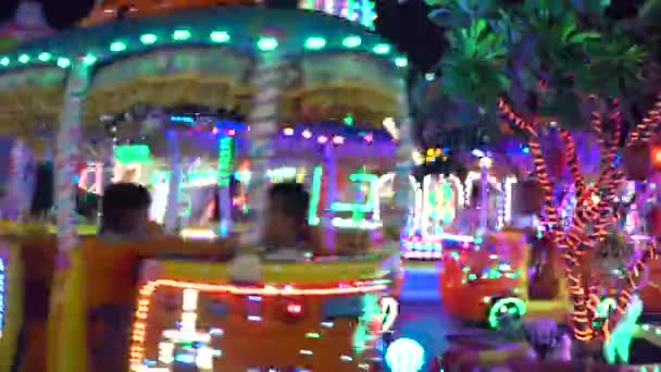 Pretpark met nachtelijke attracties. Phnom Penh, Cambodja, Azië — Stockvideo