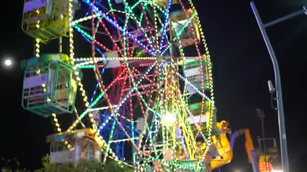 Nöjespark med nattliga sevärdheter. Phnom Penh, Kambodja, Asien — Stockvideo