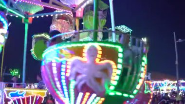 Gece eğlenceleriyle dolu bir lunapark. Phnom Penh, Kamboçya, Asya