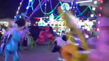 Gece eğlenceleriyle dolu bir lunapark. Phnom Penh, Kamboçya, Asya