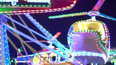 Gece eğlenceleriyle dolu bir lunapark. Phnom Penh, Kamboçya, Asya